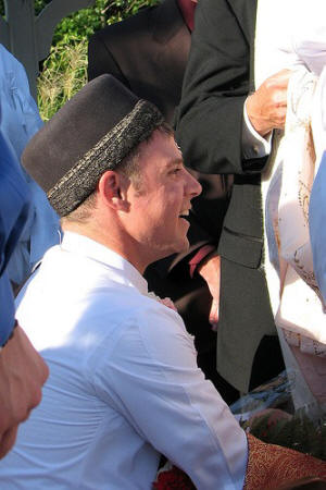 Ara Antar: bride and groom place right hands below the sheet & hold hands