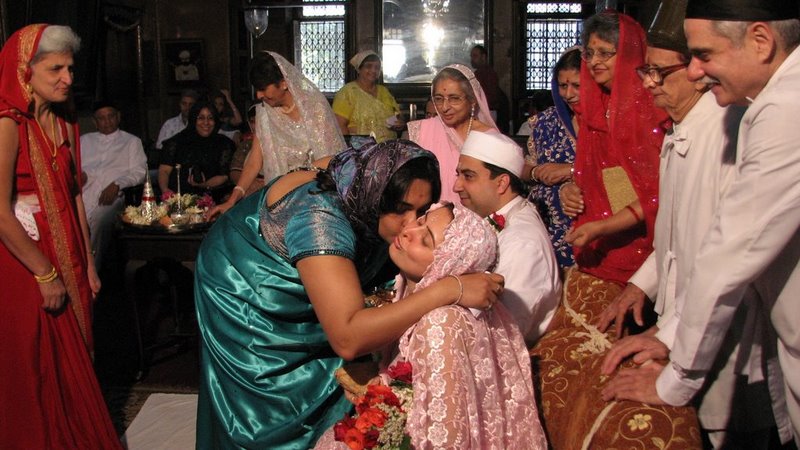 Family and guests come up to the couple to give them gifts (usually envelopes of cash